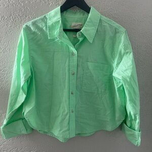 NWT Universal Thread Women’s Green Cropped Button-Up Shirt Size Medium